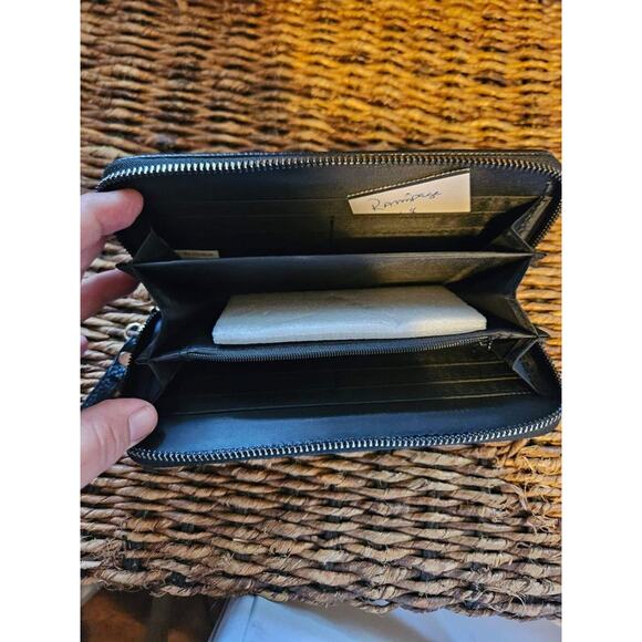 Black Floral Women's Boho Embroidered Zip Wristlet Wallet NWT - Picture 2 of 3